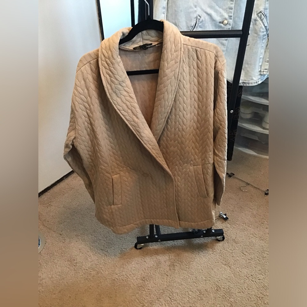 NWT Women’s L DC Quilted  Short Coat in Beige w/ Front Pockets, 2 Snap Closure